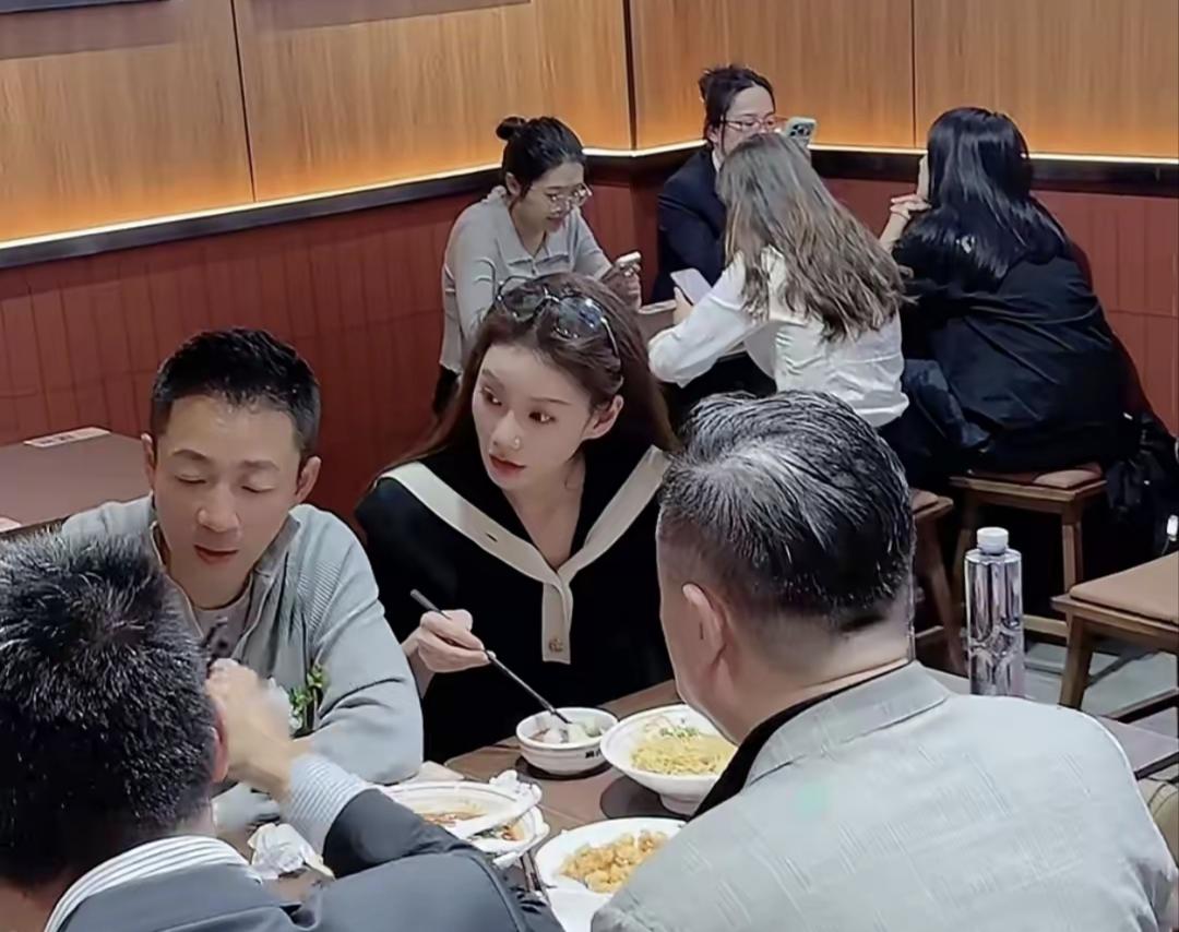 麻六记的高管齐聚一堂，汪三宝也在现场，洋洋总抱着他。没有见张兰在现场，这位霸气