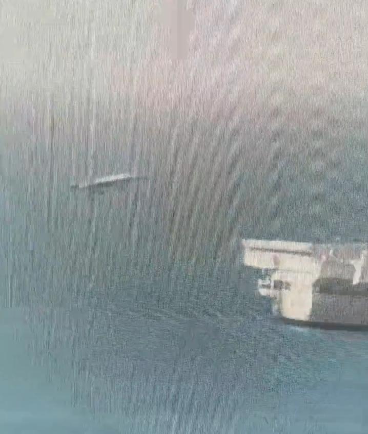 这个厉害了，厉害了！这是无人机自主降落在飞行甲板上。而且，这款无人机体型