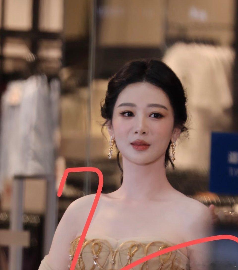 杨紫高清怼脸，皮肤都没有瑕疵，这生图什么水平？