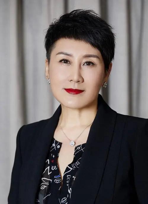 1989年，《渴望》拍到一半时，饰演刘慧芳的张凯丽哀求导演说:"导演，你赶紧把我