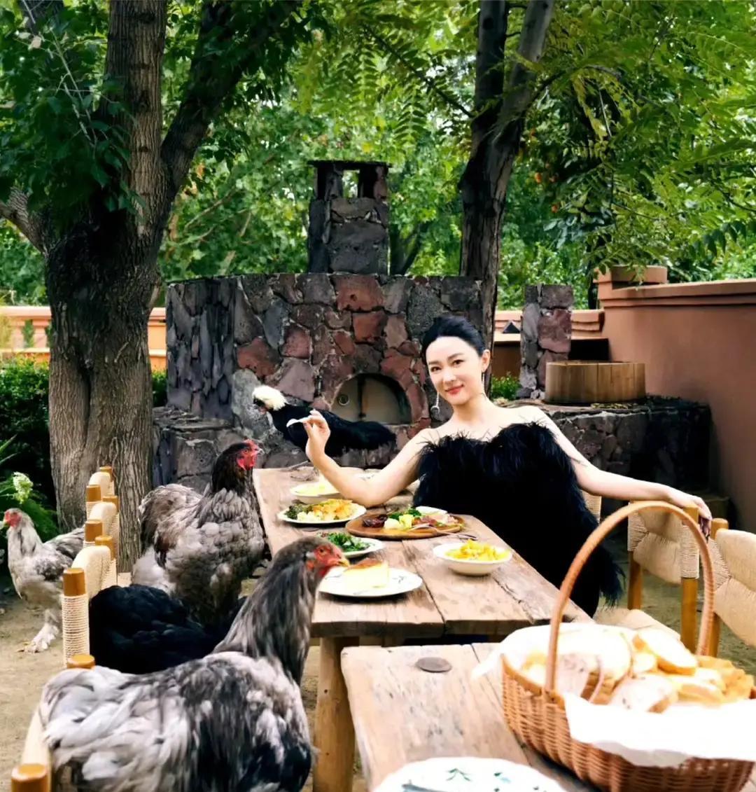 “43岁就退休？”霍思燕这操作，直接把评论区干崩了。北京独生女，爷爷奶奶宠