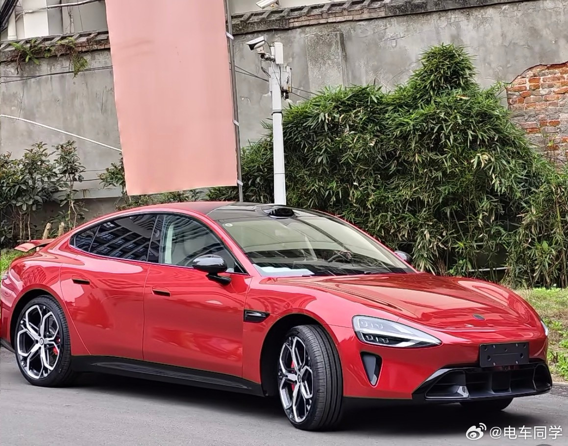 小米新款SU7全国都开始到店了，新的红色阳光下看看实车，大家觉得还行吗？