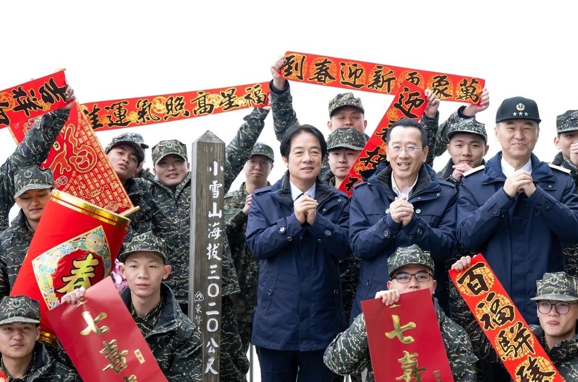 赖清德不久前专程前往小雪山雷达站，不仅带上火锅和姜母鸭，还在发文中多次强调“国家