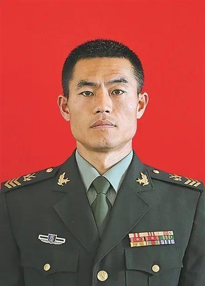雷耀明，1984年生于山西平遥，18岁时2002年参军入伍，现在是驻疆某部技师，