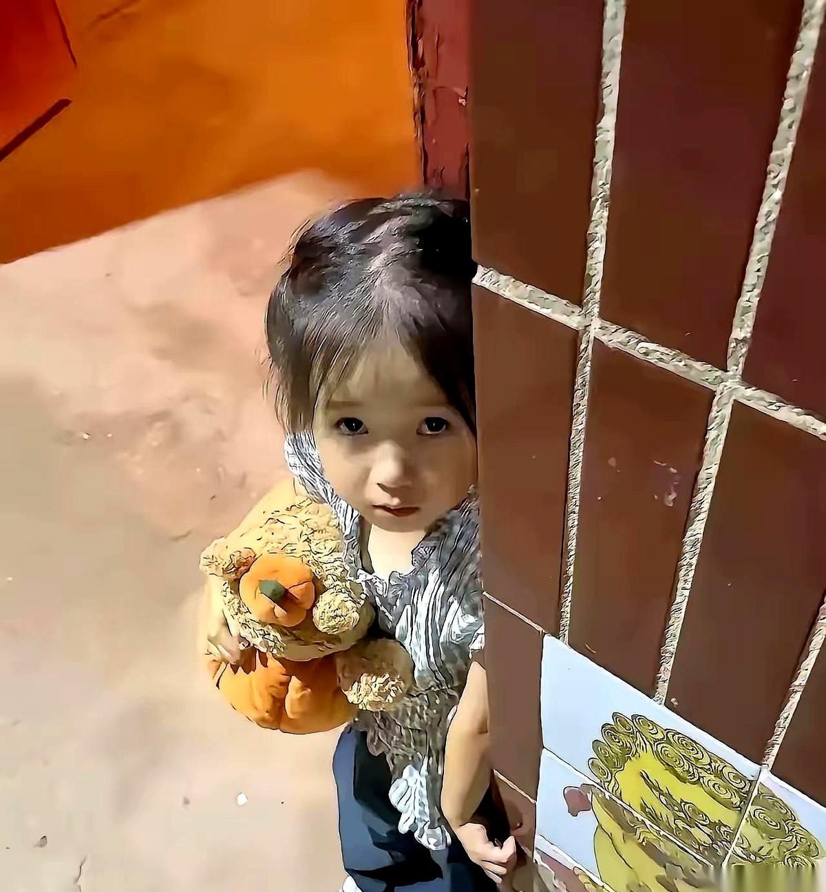 一个两岁多的小孩，我给她煮了个鸡蛋。她把蛋黄完完整整地抠出来，拿纸巾小心翼翼包