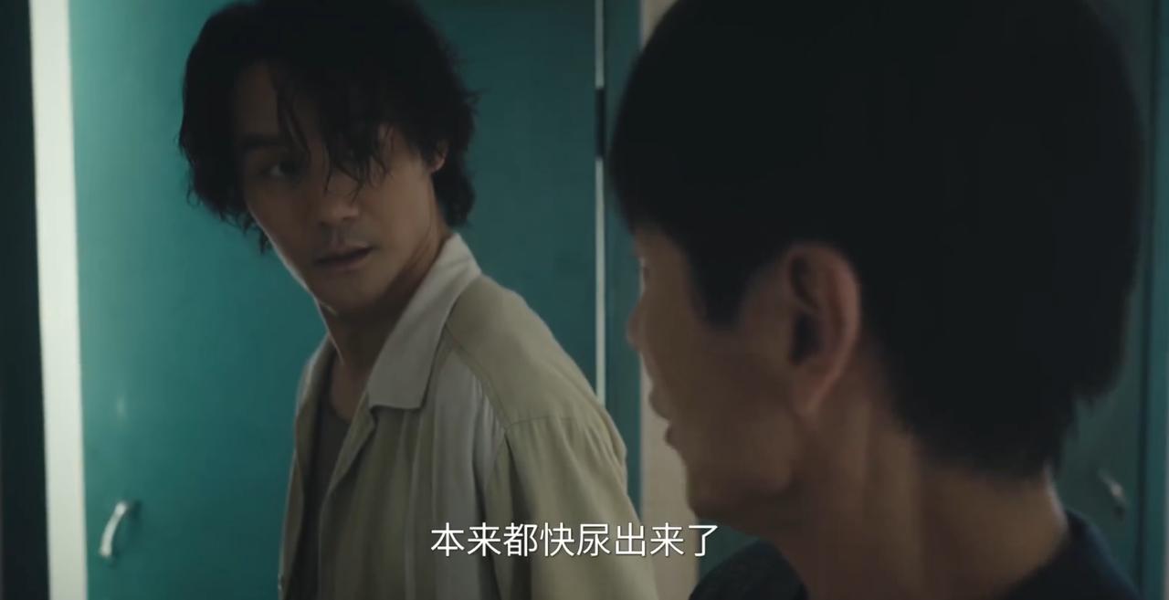 《交锋》里这个转场，太逗了，也太形象了。魏处正在小便，马憩走了进来，人还没靠