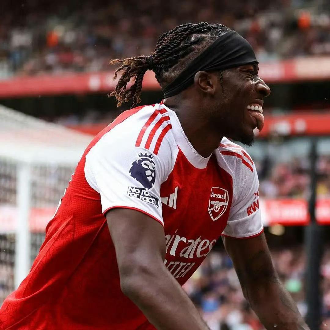 切尔西和阿森纳都转会运作，蓝军花费5600万欧葱多特引进吉滕斯，放走马杜埃凯。阿