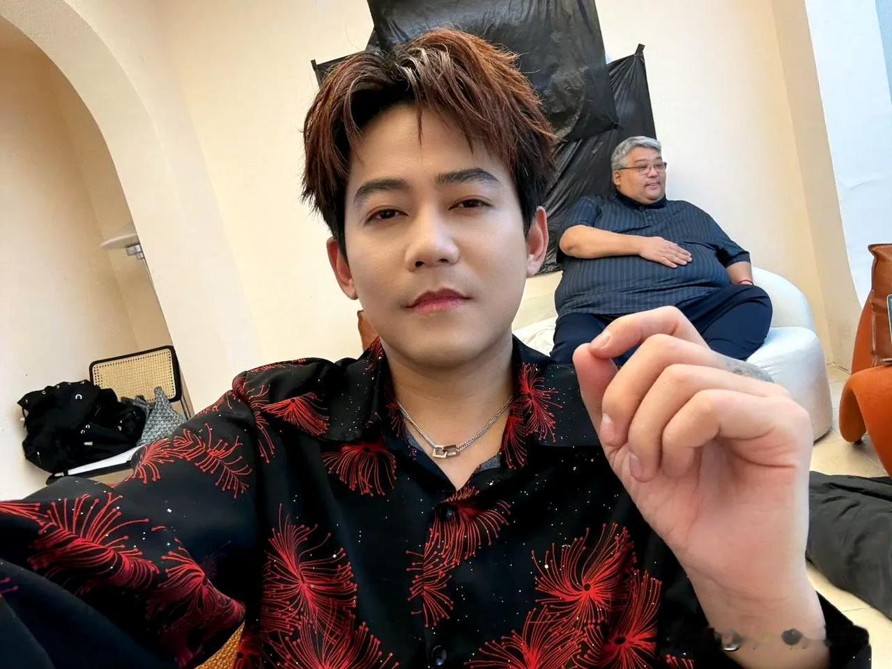 7月17日，苏醒发文说：“MV拍摄中…掐指一算。他应该是饿了。”配图是他和经纪人