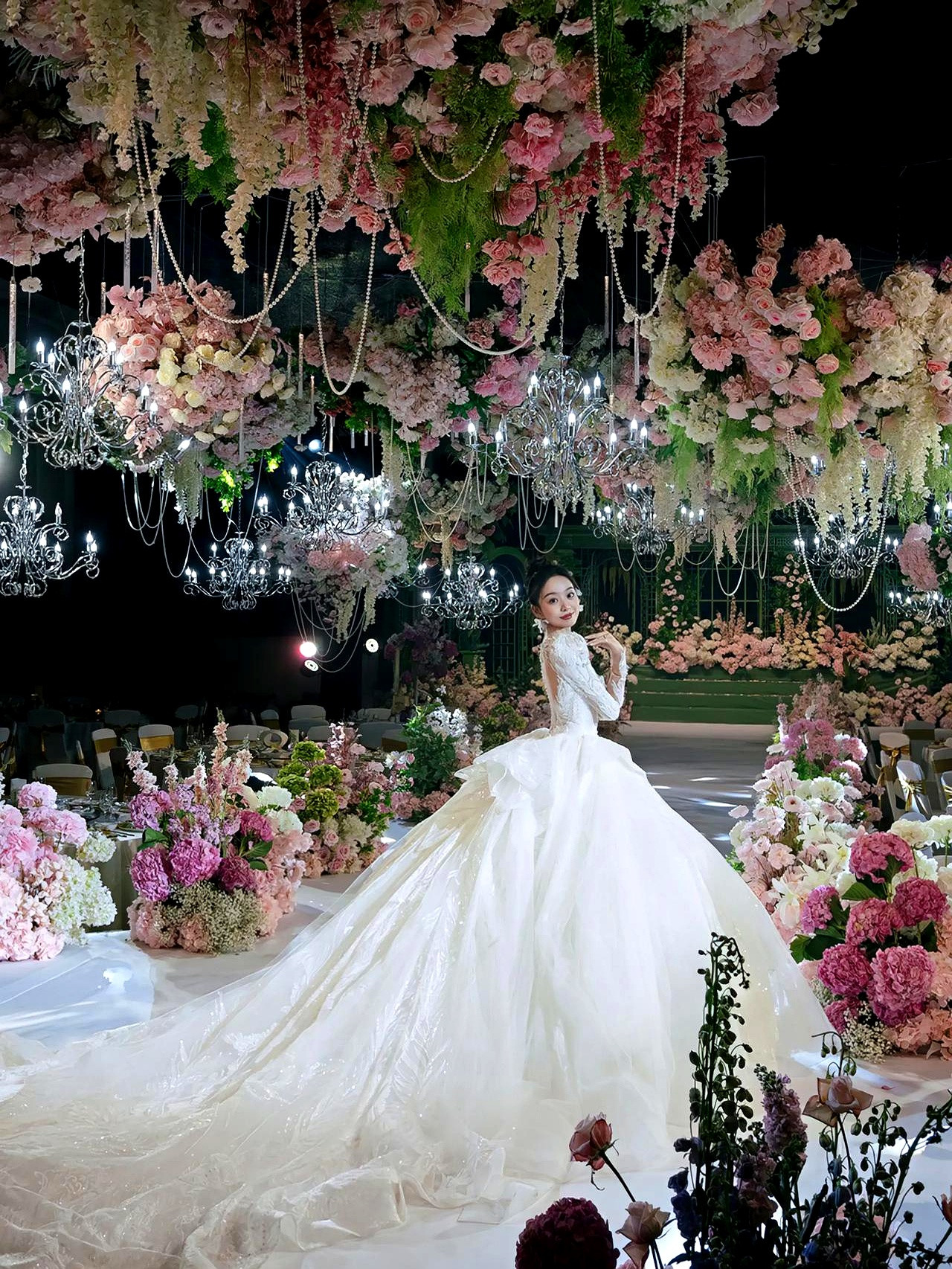 山西太原这婚礼，清单看得我一愣一愣的。十五万彩礼，如今也算常见。可媒婆一万？这媒