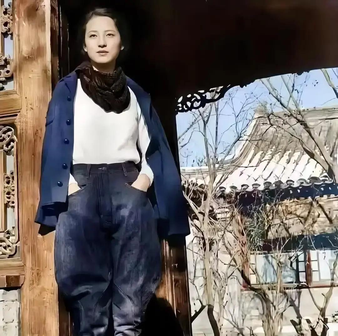 当年，三十一岁的林徽因刚从山西大同考察完古建筑回到北平，就在自家的院子里拍下这样