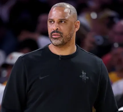 火箭记者BradeauxNBA更新社媒分析下赛季火箭夺冠的可能性，火箭想要赢得总