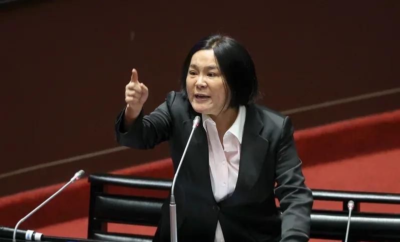 解放军发布围台军演，民进党团叫嚣“在野党别再挡防务预算”。陈玉珍今日反呛，军演明