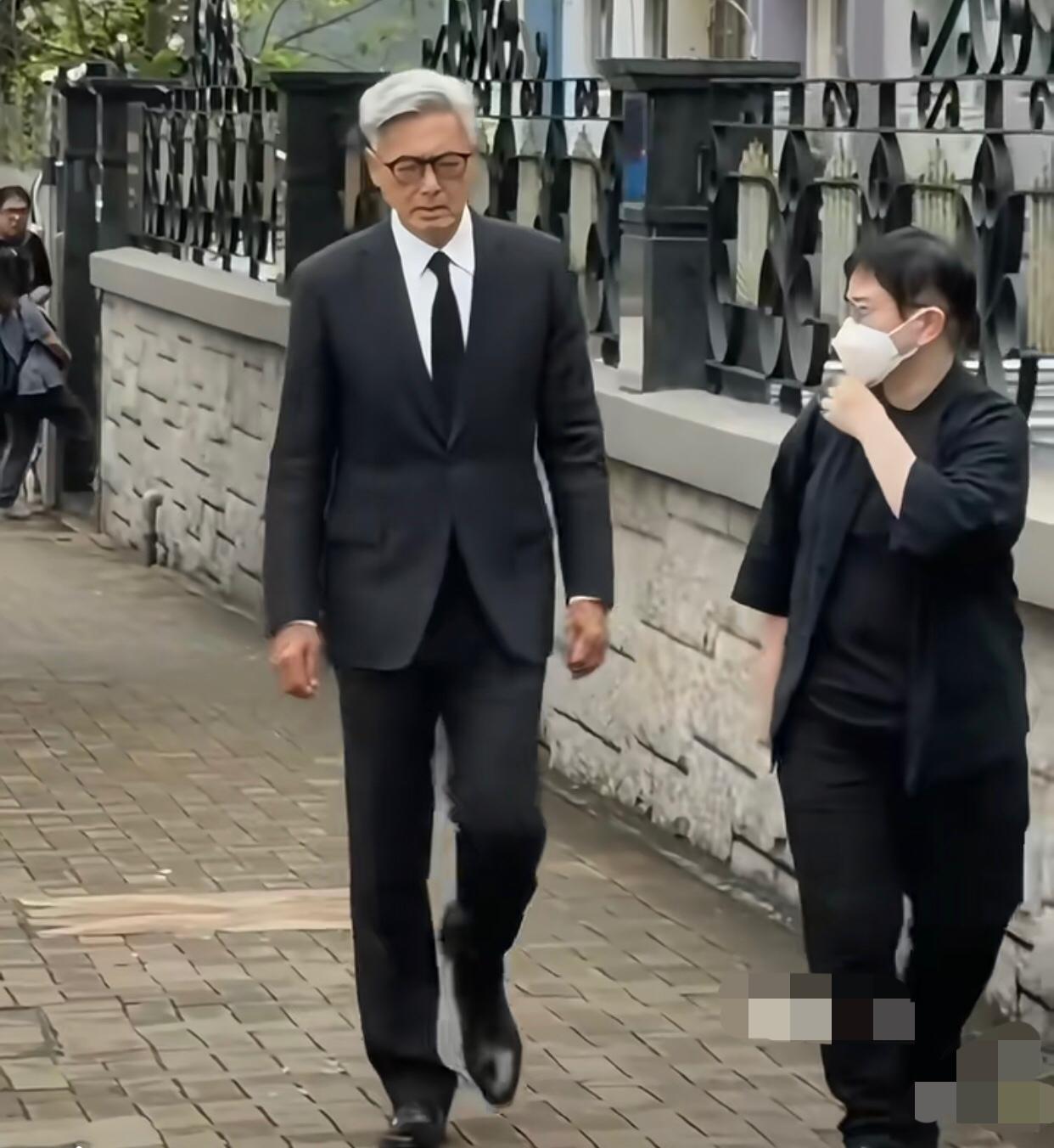 天哪不愧是演过许文强的男人，周润发还是这么有型，普通人走在他身边即便年轻也被