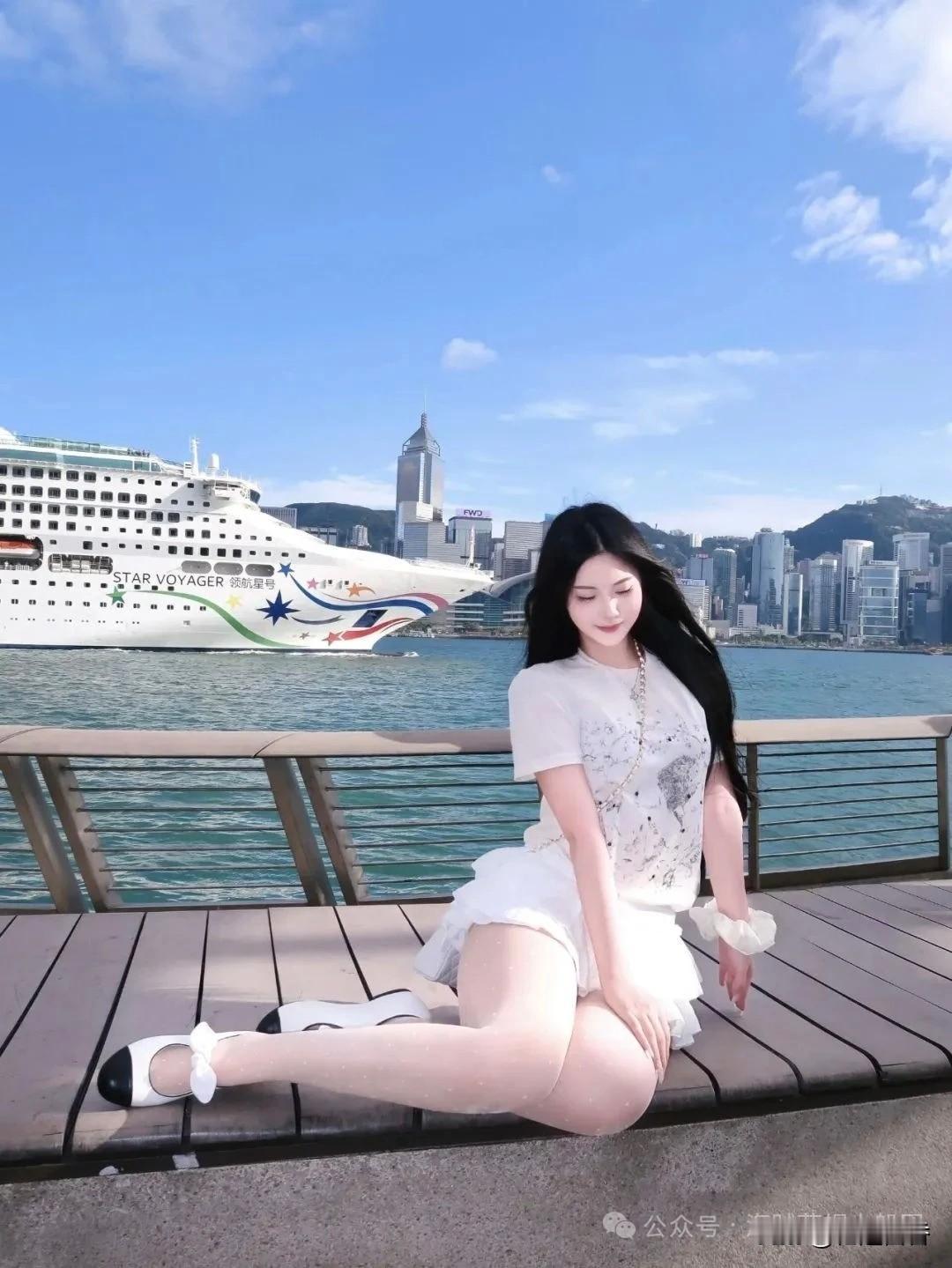 在维多利亚港边，与梦幻的游轮相伴，感受海风轻拂的美好时光。