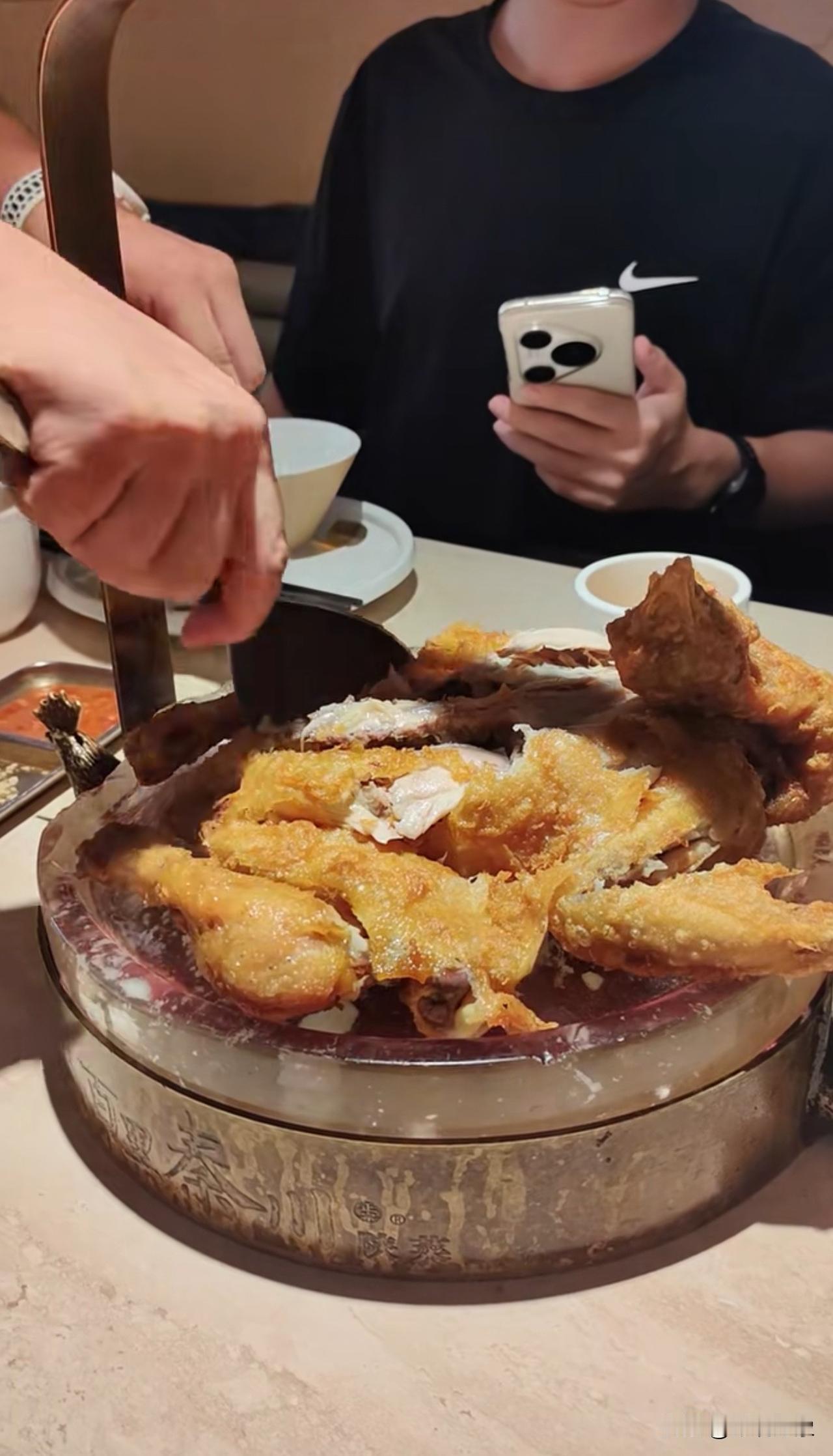 啥都不说了，就一句话，来西安的朋友一定要吃这个鸡，不吃后悔，叫《葫芦鸡》西安旅