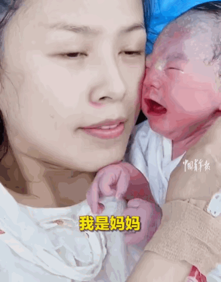 母子连心！山东东营，一刚出生的孩子哭得撕心裂肺，全家上阵都束手无策，在听到妈妈俯