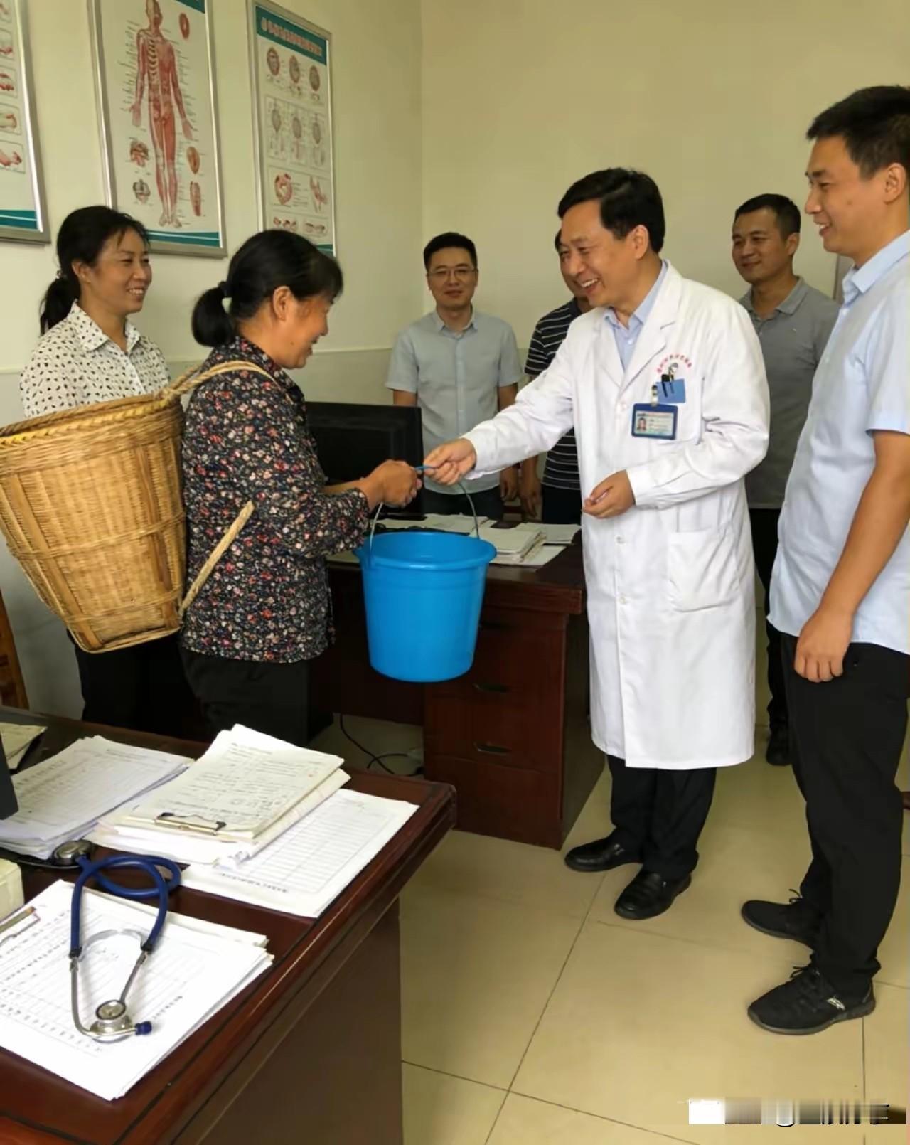 华西医院王医生收了患者一背篓猪脚、两大桶土鸡蛋，网上吵翻了，可这哪是送礼，是川渝