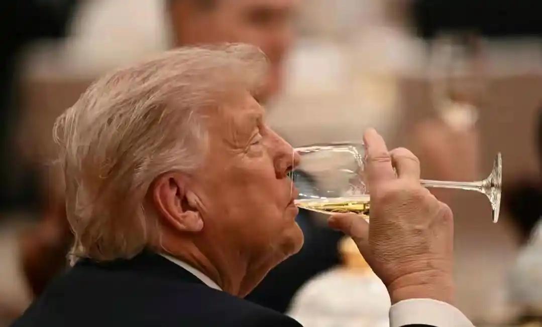 特朗普在访华的国宴上，当着中国最高领导人的面，说了一个让全世界都惊讶的数据。他