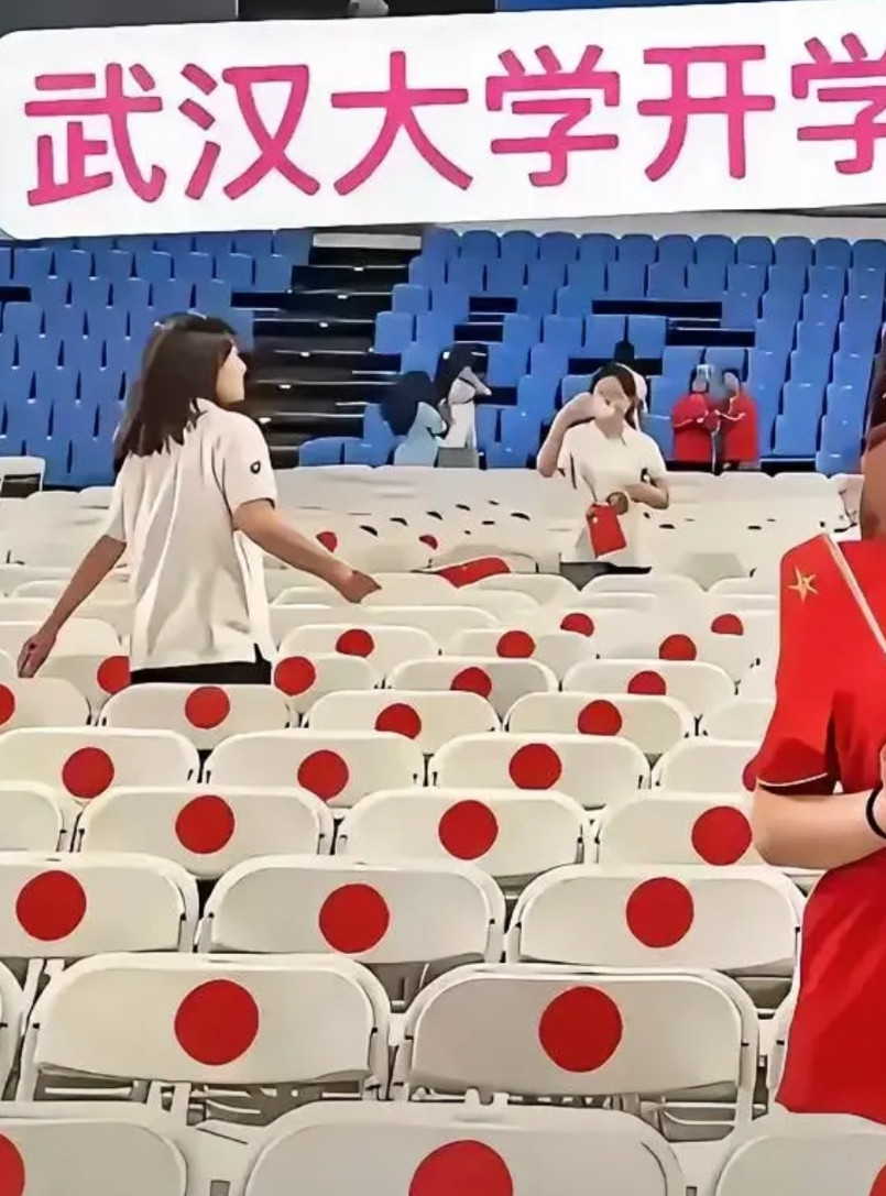 开学第一课，武汉大学狠一流！大阅兵才刚刚结束，就要迫不及待的表达什么了吗？高