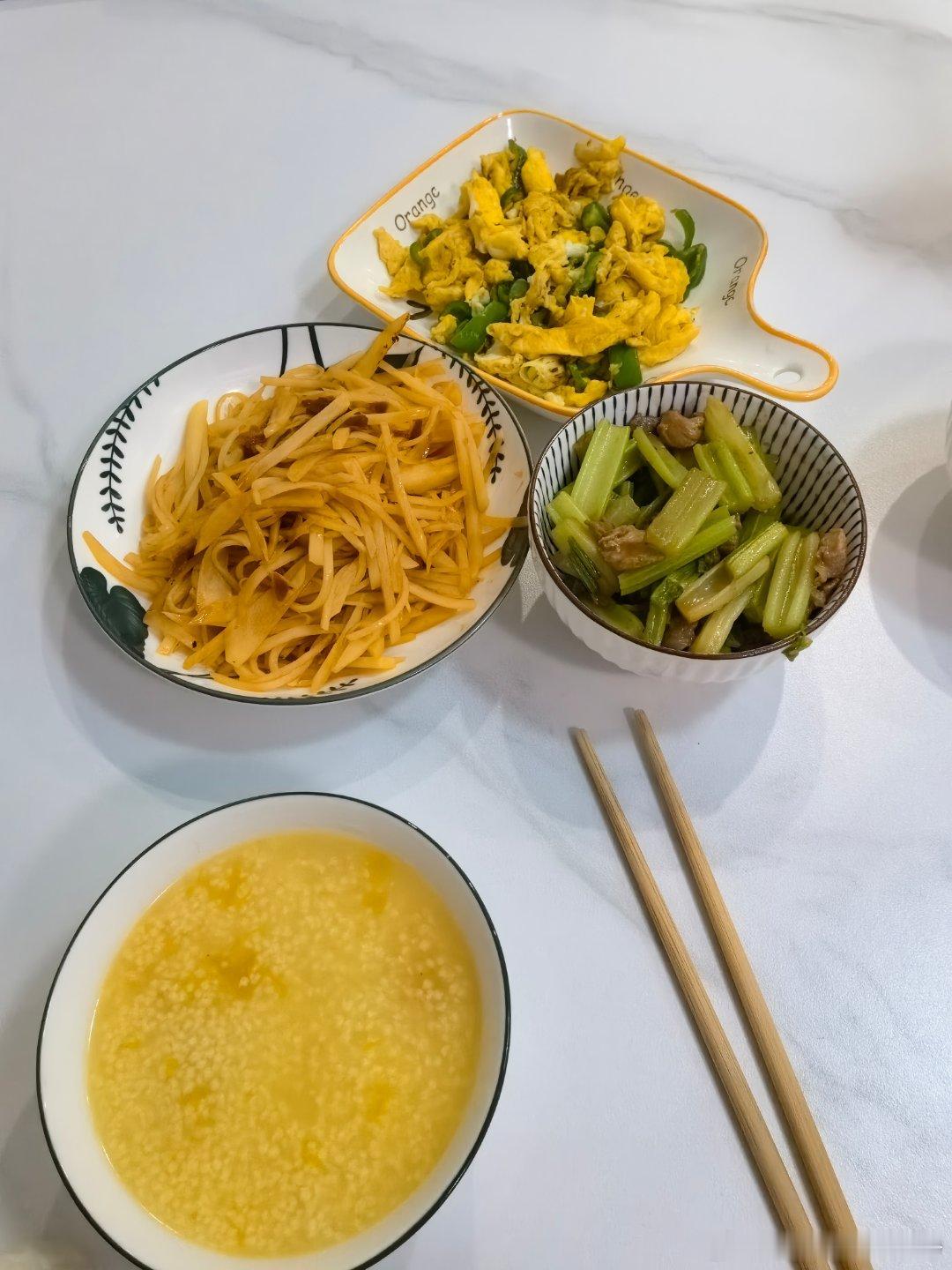 晚餐出图，今天都是素菜，辣椒炒鸡蛋，酸辣土豆丝，还有昨天带饭剩的芹菜炒肉，配上熬
