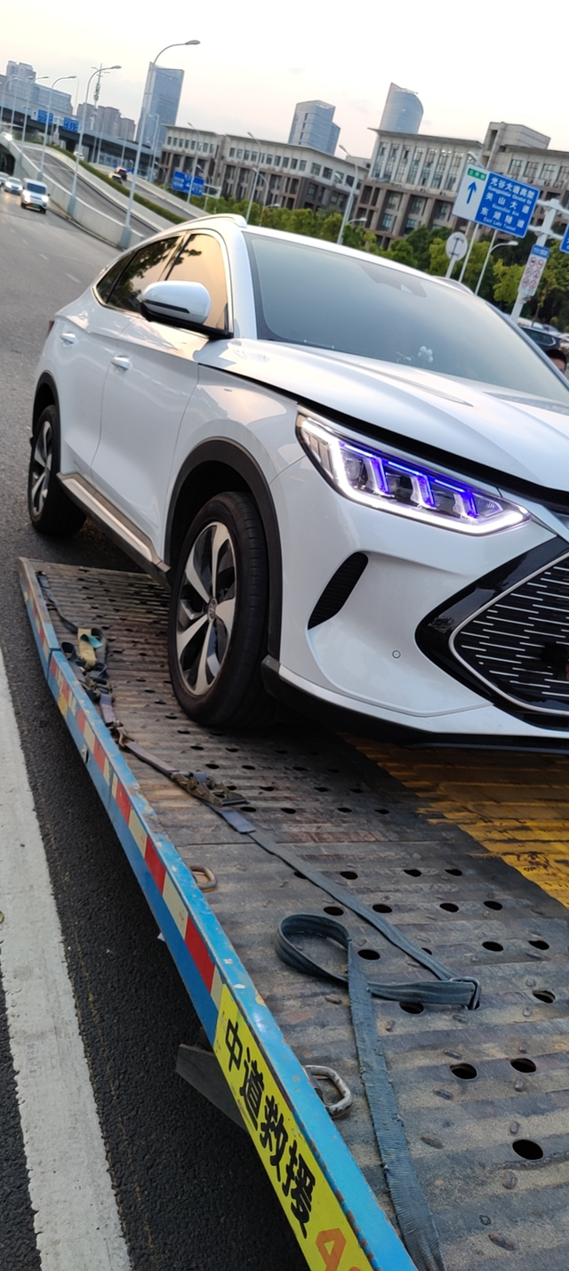 新车八天趴窝快充充到一半，突然就充不进电了再打开。车辆一点点电都没有了