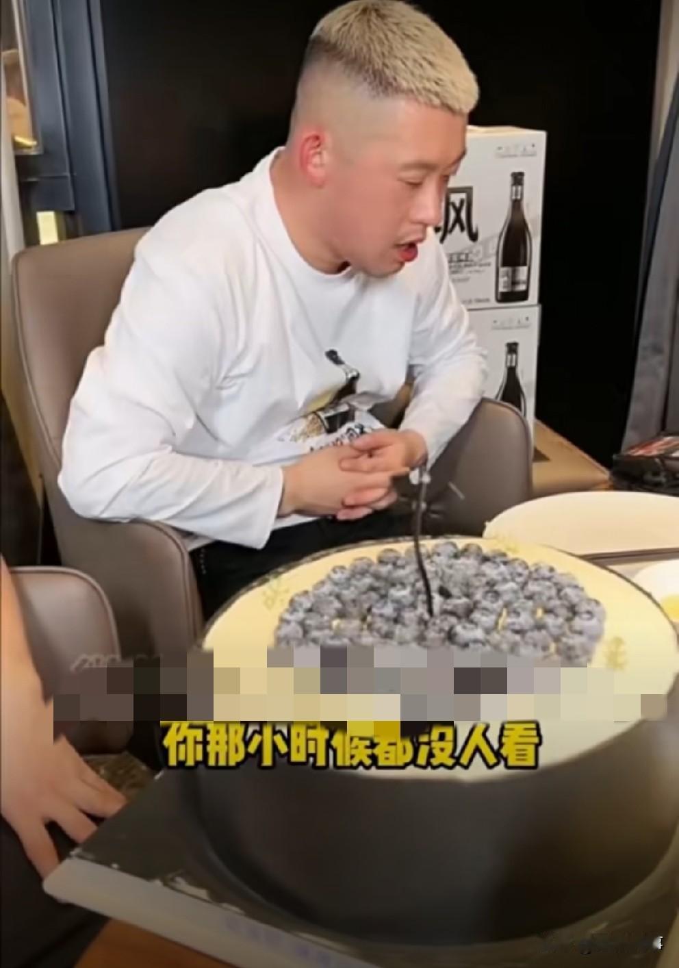 平荣生日聚会，二驴偏爱四平阿厦酒桌一番话另阿厦感动大哭：爸，早点回来！