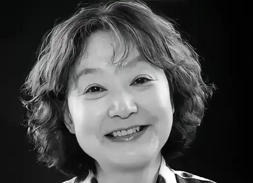 她是1977年中国恢复高考以来，第一位高考女状元，语文差一分满分，她的作文更是被