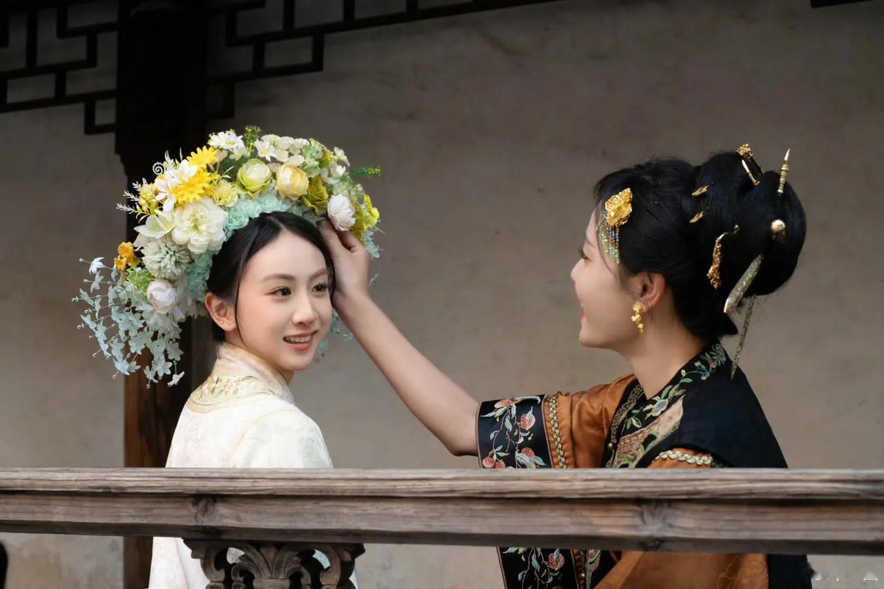 叶一茜和女儿森碟的簪花照也太美了吧！森蝶下巴后缩的情况看起来也改善了很多，原