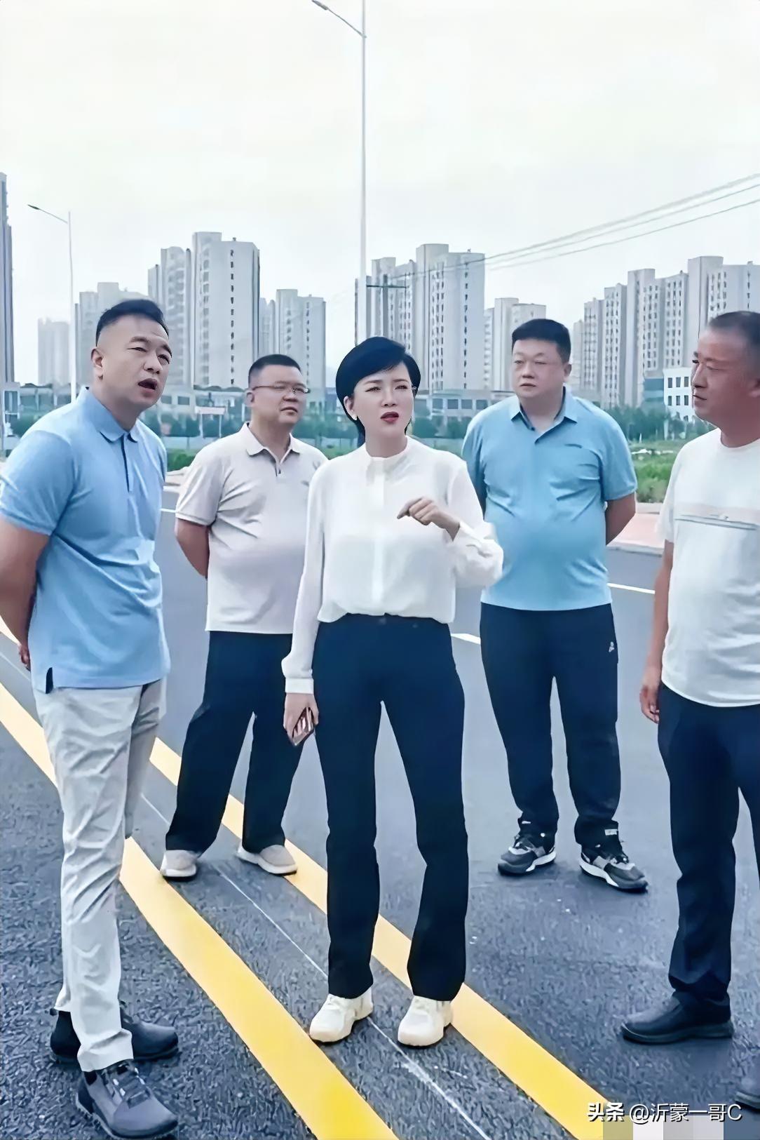 下面四男一女，一看穿戴五位都是领导，其中一位是大领导，大家能分辨出来吗？能分辨出