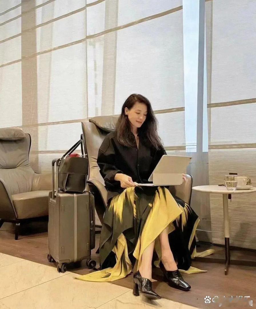机场镜头下偶遇舒淇，气质松弛慵懒，举手投足尽显优雅格调，氛围感满满，随性又大方