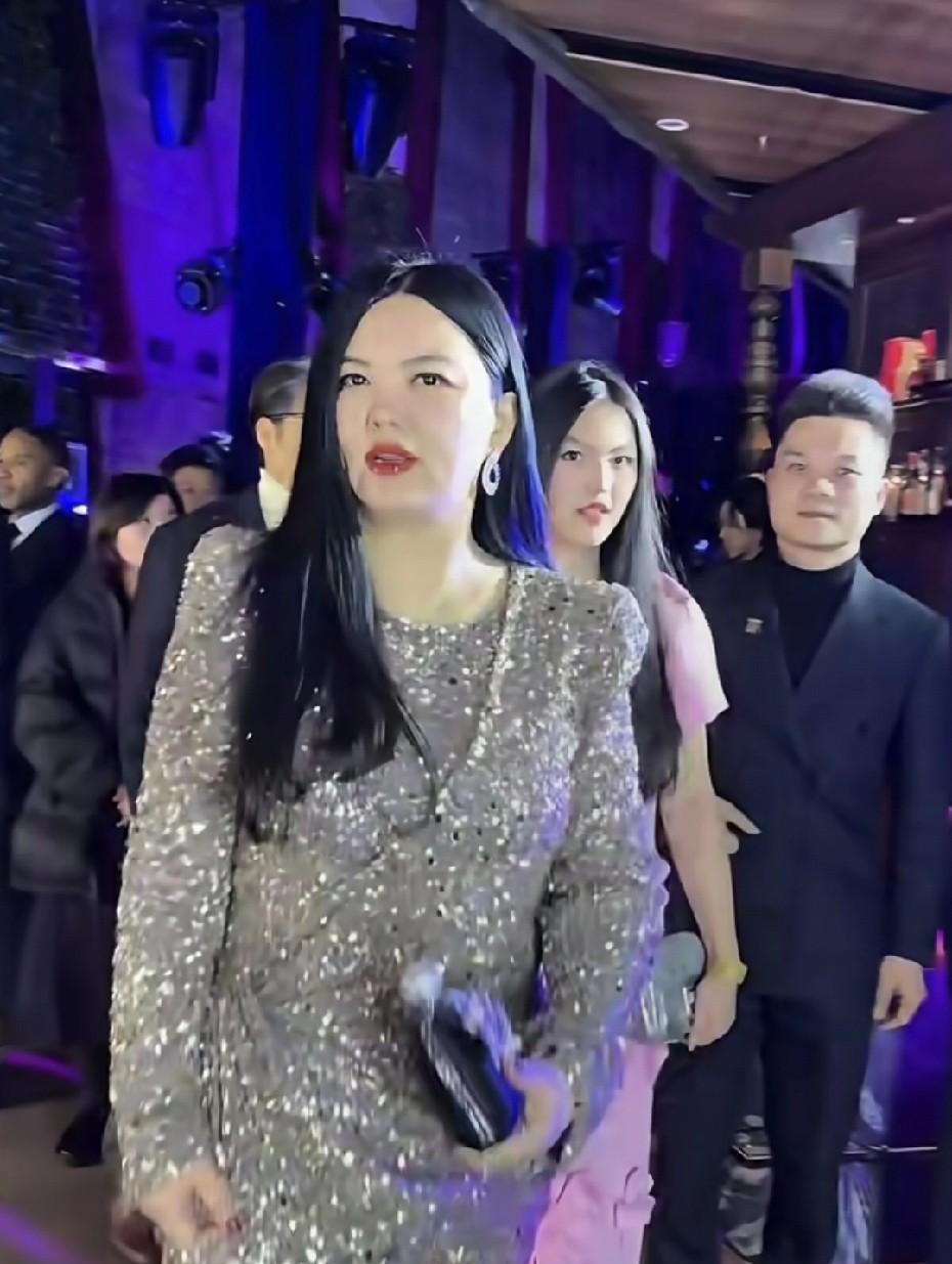 世界旅游经济论坛的萧邦之夜，本是政商名流的松弛交流会，却因李湘母女的亮相成了“画