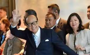 别不信，李嘉诚这波千亿撤资英国，真的不是简单卖资产！每日经济新闻刚曝，长和系三