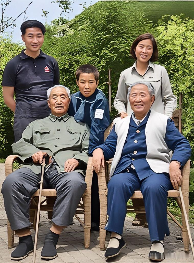1987年，徐向前元帅已至晚年。镜头前，他身着朴素，与夫人黄杰坐在前排；后排站着