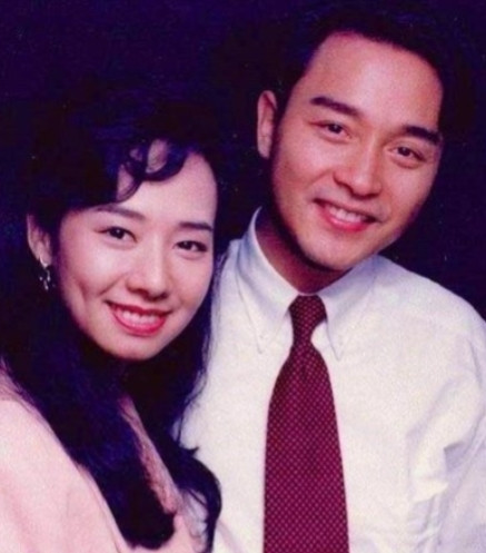 2003年，张国荣跳楼前，特地把前女友毛舜筠约了出来，张国荣一脸严肃，猛拉住她的