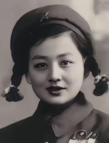 看哭了！1953年，一位年轻的女志愿军战士在回国途中途经沈阳，趁着换乘的间隙，她