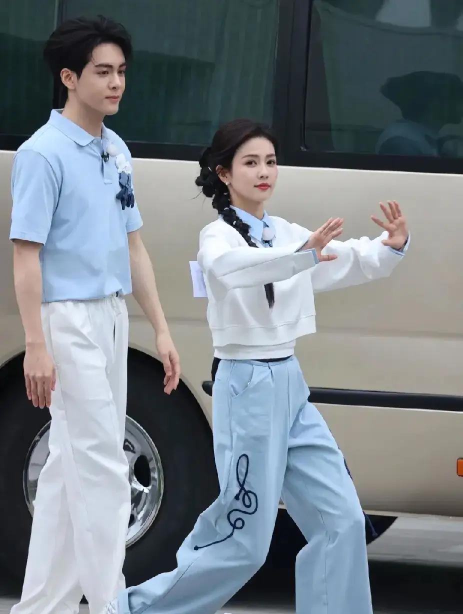 [吃瓜]白鹿“经典美图”，谁没有“好心人”能转给——曾舜晞[滑稽笑]