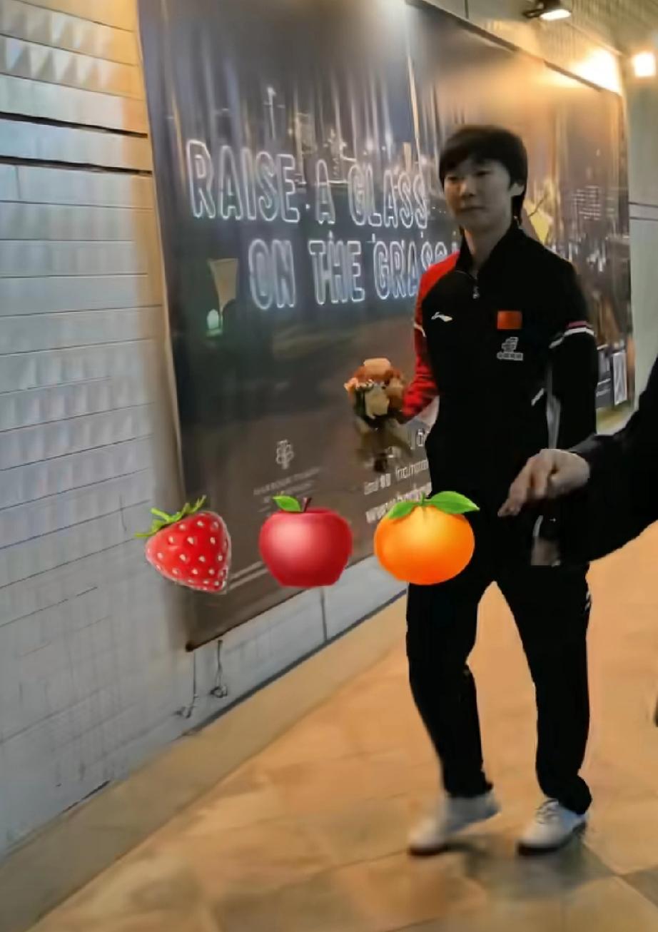 WTT香港年终总决赛比赛结束当晚，已经退场的球迷在户外恰巧碰到正在WTT工作人员