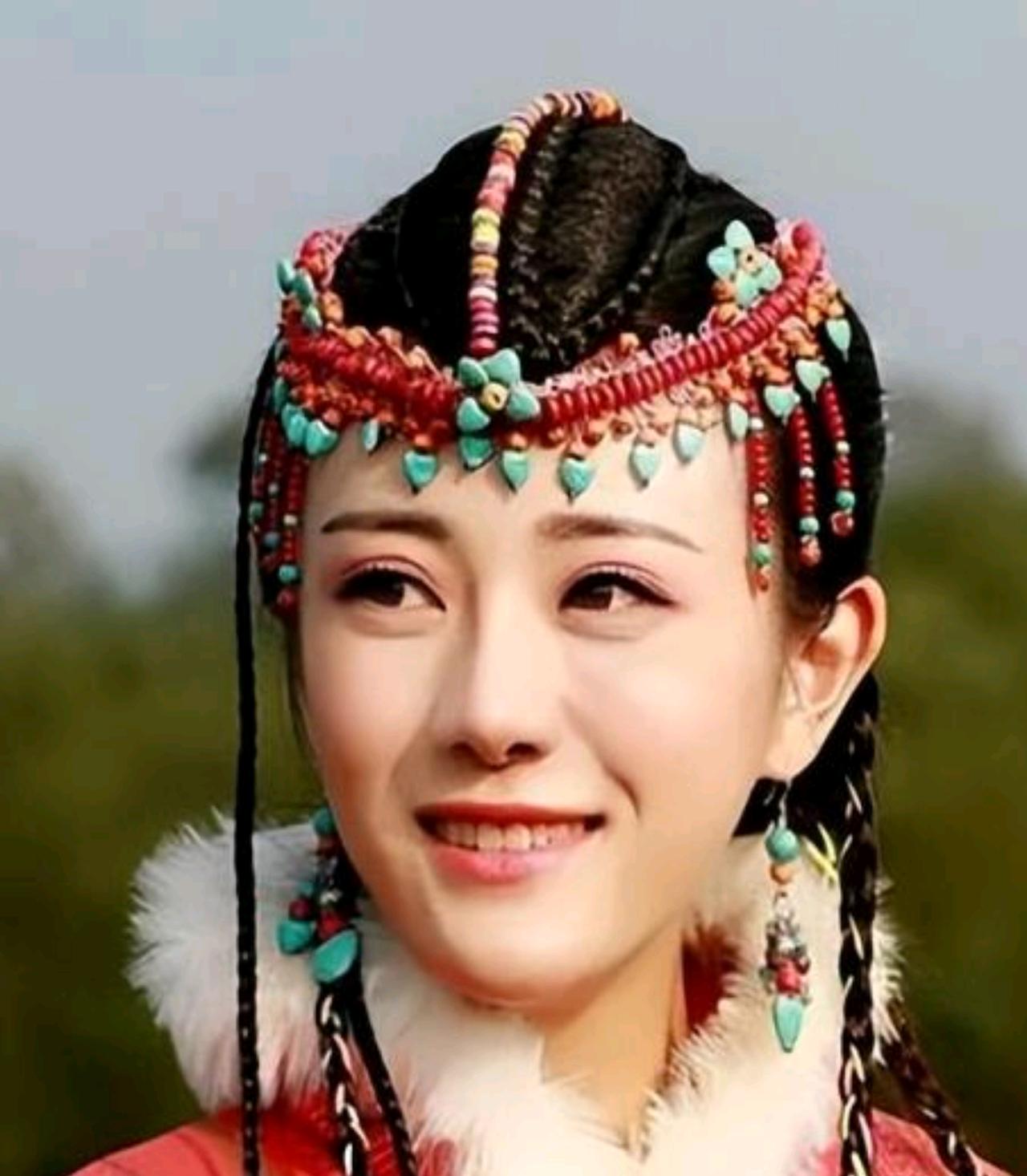 1625年，大玉儿嫁给32岁的姑父皇太极，新婚之夜，大玉儿羞红了脸低头喊了声：“