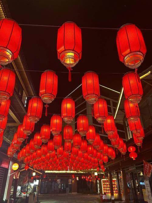 马年挂灯笼，真的想不出来了。万能的网友，请看题:马年挂红灯笼，马上红红