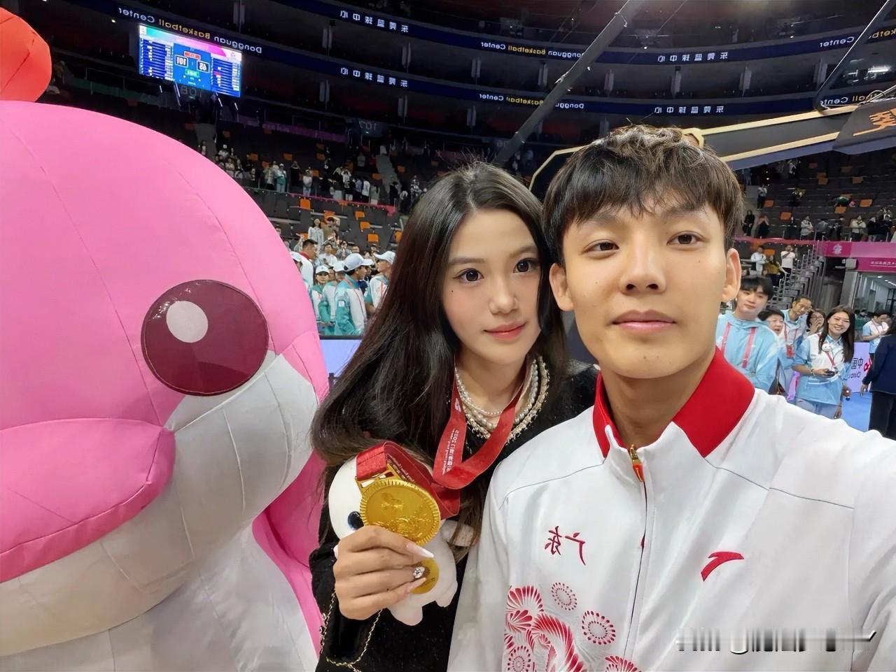 昨晚广东男篮最开心的就是徐杰，不是球队拿到了金牌，而是他的正牌女友到现场为他
