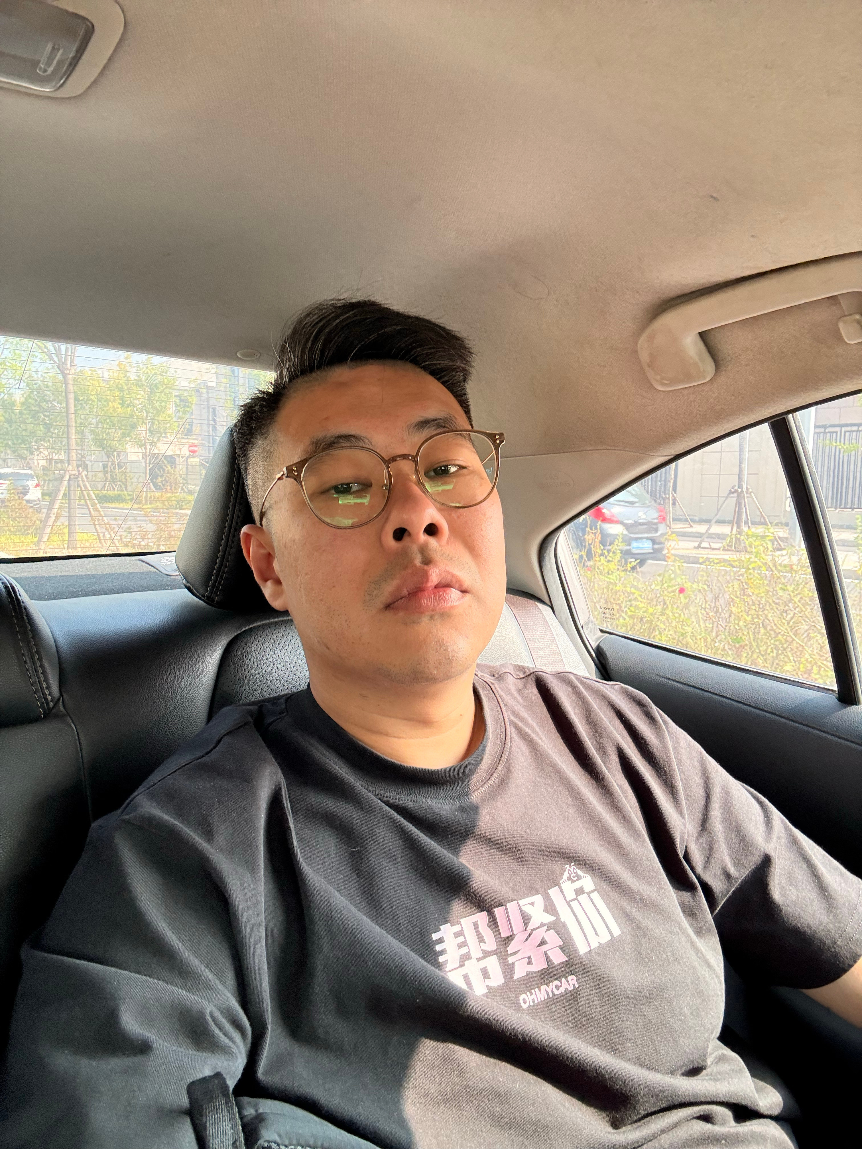 可能是太久没打过卡罗拉的网约车了一坐进来突然觉得快顶头了我问司机大哥现在这油价还
