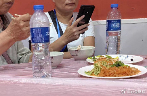 看看这俩老太太的早餐，咸菜就打这么多，能吃完吗？​​​