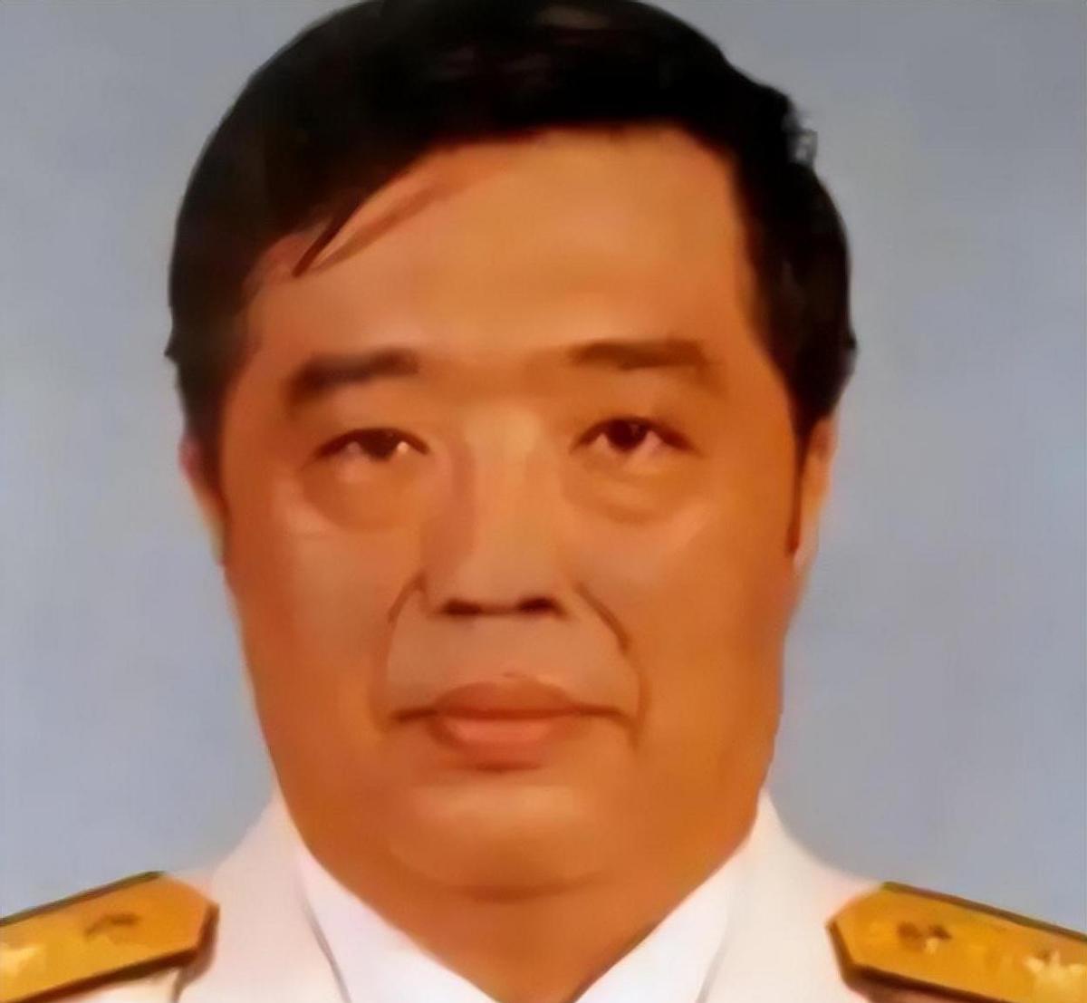 1998年，香港，贺龙之子贺鹏飞，看四下没人，闪身冲进一间商人办公室，凑到那人耳
