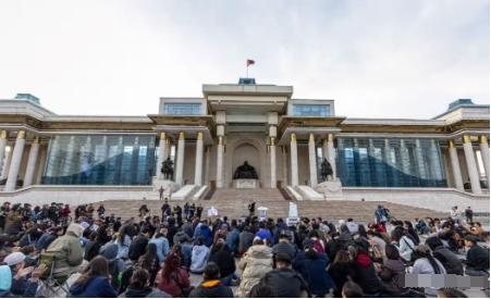 蒙古国爆发的动乱，大概率只是蒙古国崩溃的开始，要是他们再得不到外部援助，情况很可
