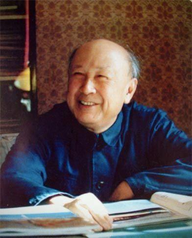 钱学森跪悼毛主席，一生感恩藏心间毛主席逝世，钱学森跪在灵前哭了三天三夜，他