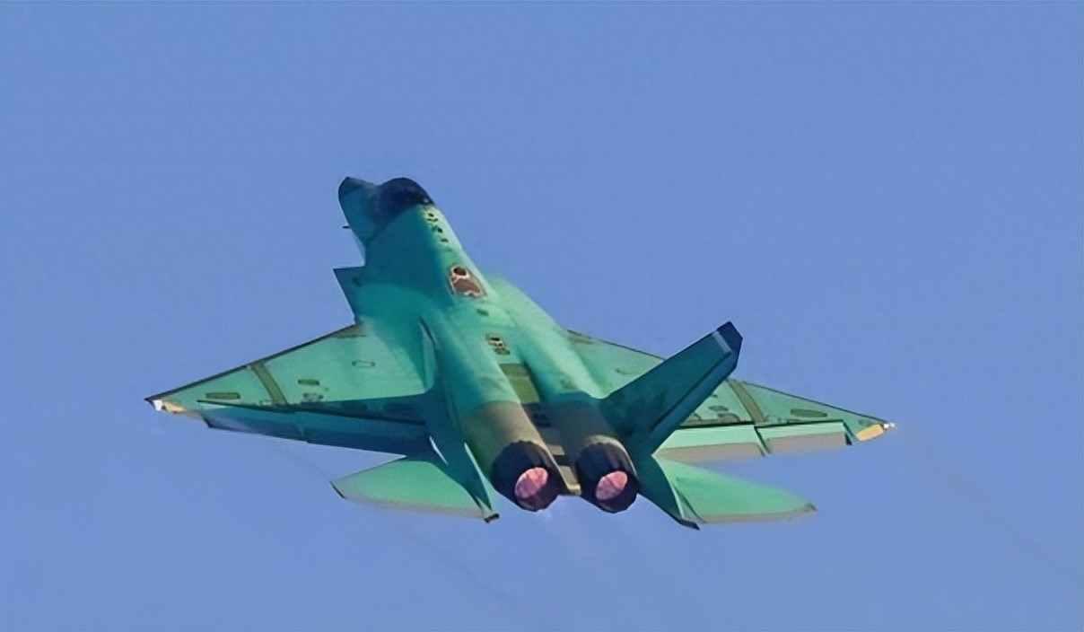 绿皮战机飞上天，美军慌了神，中国造机速度超预期最近有人拍到沈飞厂区有两架绿色
