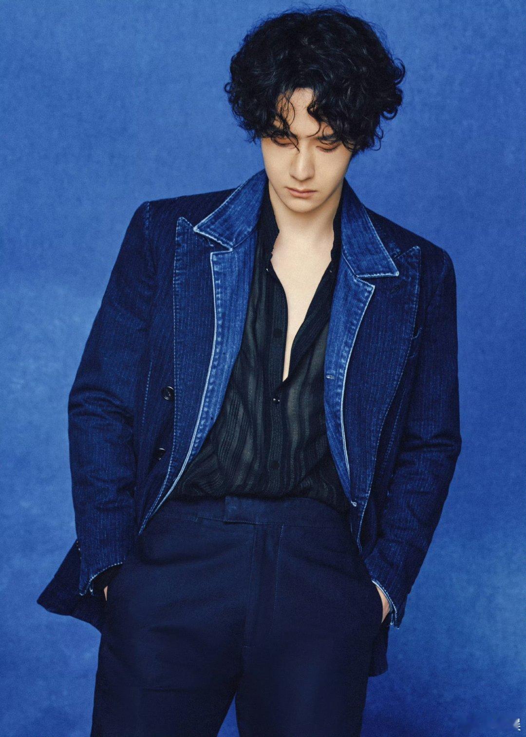 王一博靛蓝牛仔西装王一博微博之夜第二套Look直接上身TOMFORD靛蓝牛仔