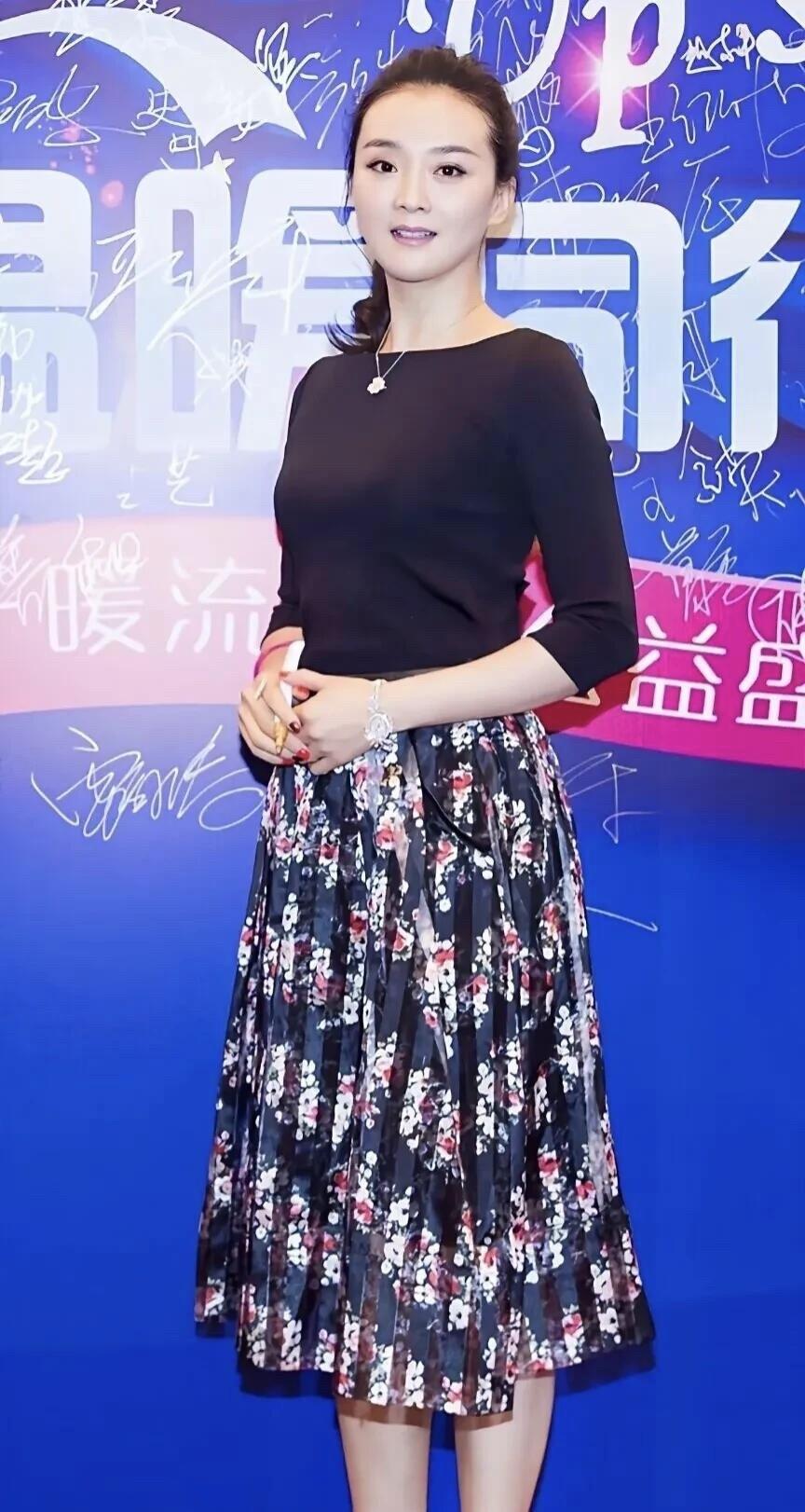 51岁的王艳越来越迷人了，身材还依旧那么好，没有老成大妈的样子。跟她差不多年龄的