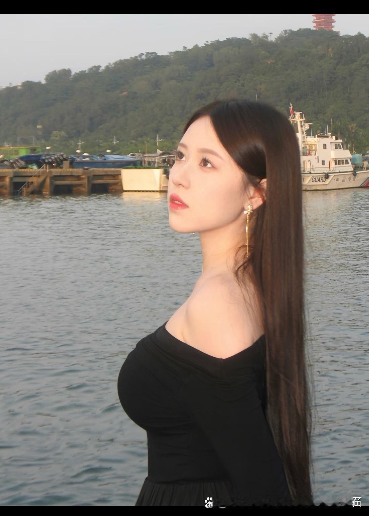 海风轻拂，黑裙美人，静享海岸风光贵气黑裙女神黑裙感美女海风美人照湖边白裙美