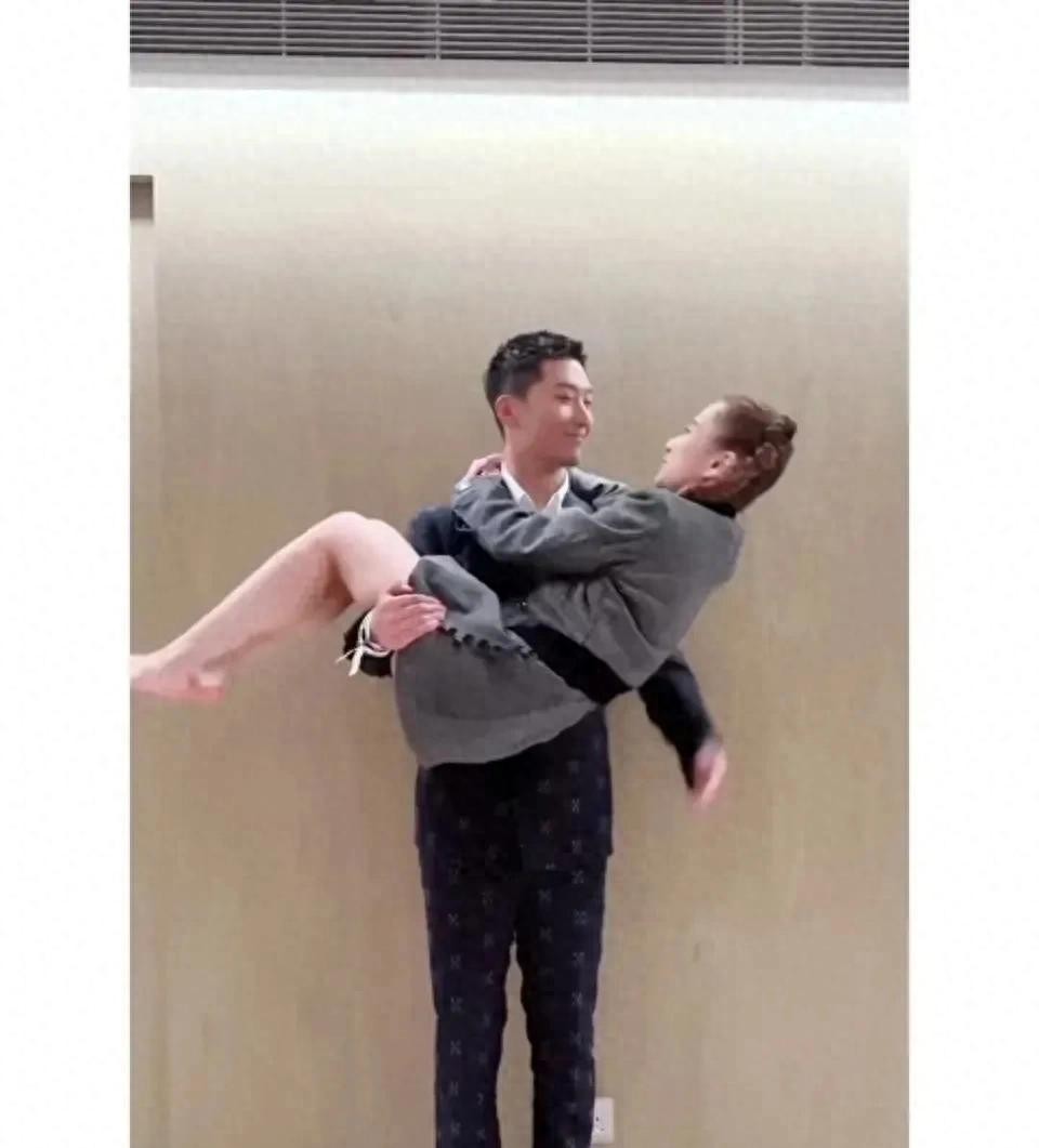 窦骁单手公主抱何超莲，看了何超莲的身材和颜值不得不说窦骁幸福